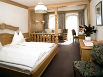 Gasthof, Appartement Tirol: Komfortzimmer im Gasthof Bären im Naturpark Lechtal in Holzgau