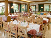 Gasthof, Appartement Tirol: Speisesaal im Gasthof Bären im Naturpark Lechtal in Holzgau